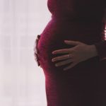 Zwanger model met ‘te platte buik’ is bevallen