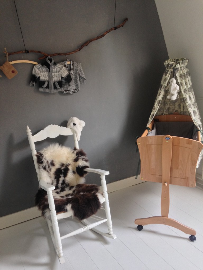 Babykamer behang hout: leuk om een babykamer wat stoerder ...