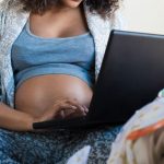 Vrouw maakt tentamen tijdens het bevallen