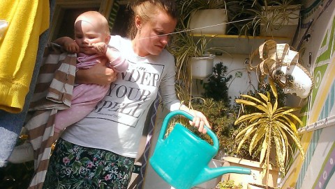 planten water geven baby moeder 10
