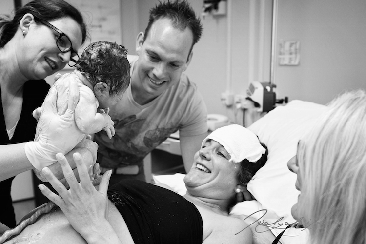 09 vreugde bij geboorte baby in ziekenhuis