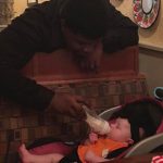 Behulpzame ober verrast uitgeput gezin met zieke baby