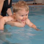 Filmpje: 16-maanden oude baby zwemt