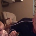 Babydochter geeft haar vader een work-out