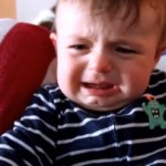 Kindje is stomverbaasd als hij zichzelf ziet huilen
