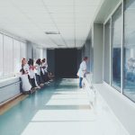 [Fotoserie] Vrouw bevalt voor de deur van het ziekenhuis