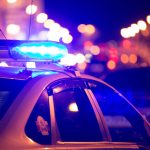 Politie rijdt auto met bevallende vrouw klem