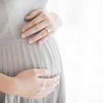 Vrouw filmt alle reacties op haar zwangerschap