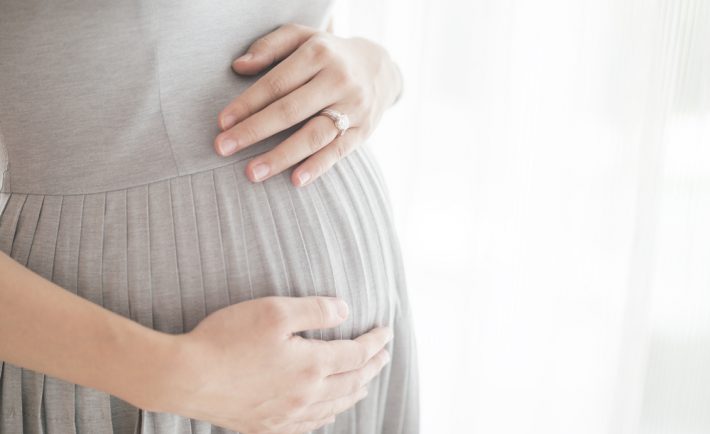 vrouw filmt alle reacties op zwangerschap
