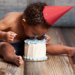 Baby duikt voorover in verjaardagstaart – Filmpje
