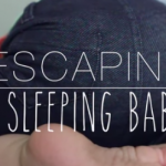 Geniaal filmpje: 4 manieren om weg te sluipen bij je slapende baby