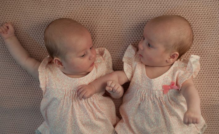 tweeling komt hand in hand ter wereld geboren
