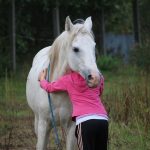 Meisje en haar paard zijn de beste vrienden