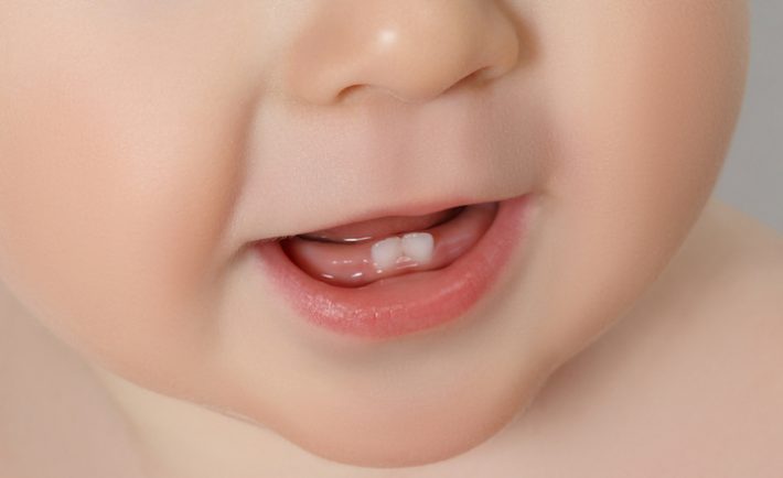 baby met tanden