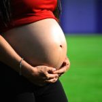 Filmpje: Hoogzwangere vrouw gaat uit haar dak om weeën op te wekken