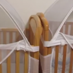 Filmpje: Handig, deze tweeling legt zichzelf op bed!