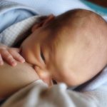 Prachtig filmpje: de borstcrawl van een baby