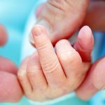 Filmpje: Oeps, deze newborn steekt z’n middelvinger op!