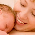 Oh wat mooi: newborn kust zijn moeder!