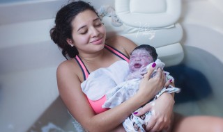 gelukkig geboorte waterbevalling