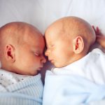 Prachtig filmpje: tweelingbaby’s ontmoeten elkaar voor het eerst na de geboorte