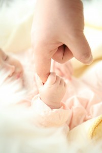 baby hand vader borstvoeding geven