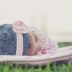 Schattig: mama post foto’s van haar baby met willekeurige spullen uit huis