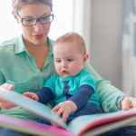 Filmpje: kleine boekenwurm huilt als zijn moeder ophoudt met lezen