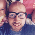Onwetende vader van een tweeling schrijft komische blog