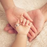 Filmpje: pasgeboren dochter helpt papa met huwelijksaanzoek