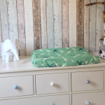 Hippe babykamer met hout-behang en dierenthema