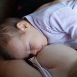 Emotionele foto’s: vrouw met borstkanker geeft borstvoeding