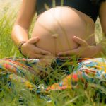Filmpje: 39 weken zwangere vrouw doet yoga