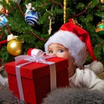 Te lief filmpje: een baby onder de kerstboom!