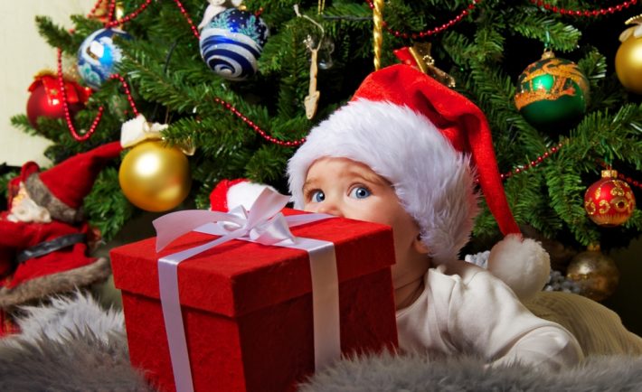 baby onder kerstboom