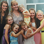 Een kijkje in het leven van een moeder met zeven dochters