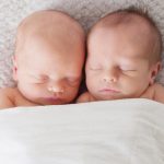 Ontroerend filmpje: premature tweeling laat elkaar niet los