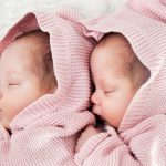 Tweelingzussen bevallen 6 minuten na elkaar