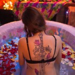 Wát een foto’s! Bevallen in een bad met bloemblaadjes, omringd door kaarsen