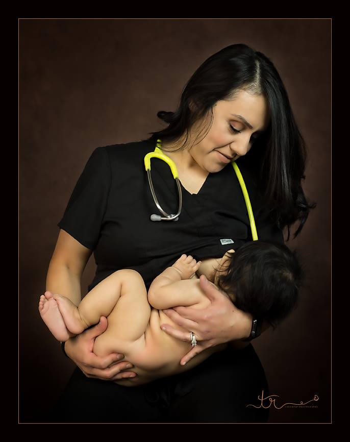 Moeders geven borstvoeding in uniform