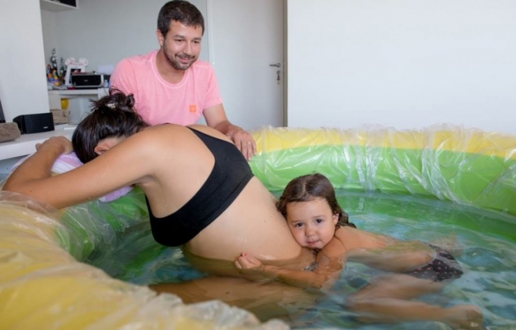 thuisbevalling waterbad met het hele gezin