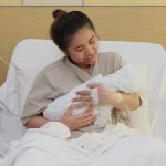 Prachtig! Vrouw geeft borstvoeding na ernstig auto-ongeluk