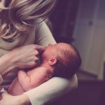 Baby gered door borstvoeding van voorbijganger