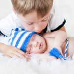 Broertje helpt te vroeg geboren baby’s met huid-op-huidcontact