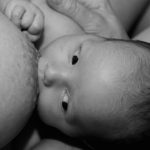 Lief! Man helpt zijn vrouw bij het borstvoeding geven op deze simpele manier