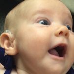 Bijzonder: dove baby hoort voor het eerst na drie maanden