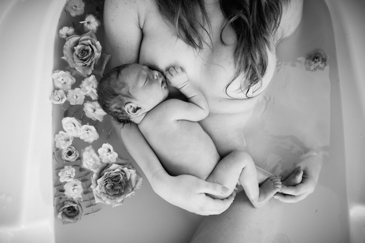 kind aan de borst in botanisch melkbad