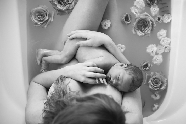 melkbad met rozen en baby