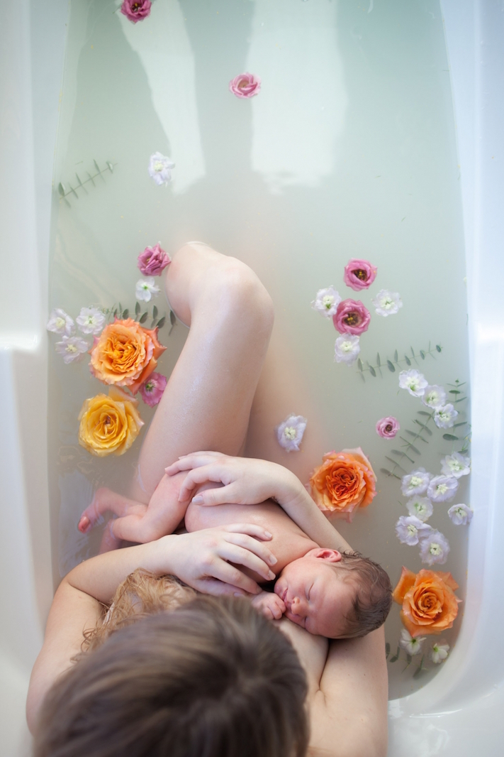 moeder met baby in botanisch melkbad