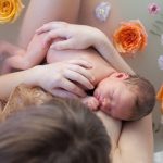 Rustgevende newbornshoot in een botanisch melkbad